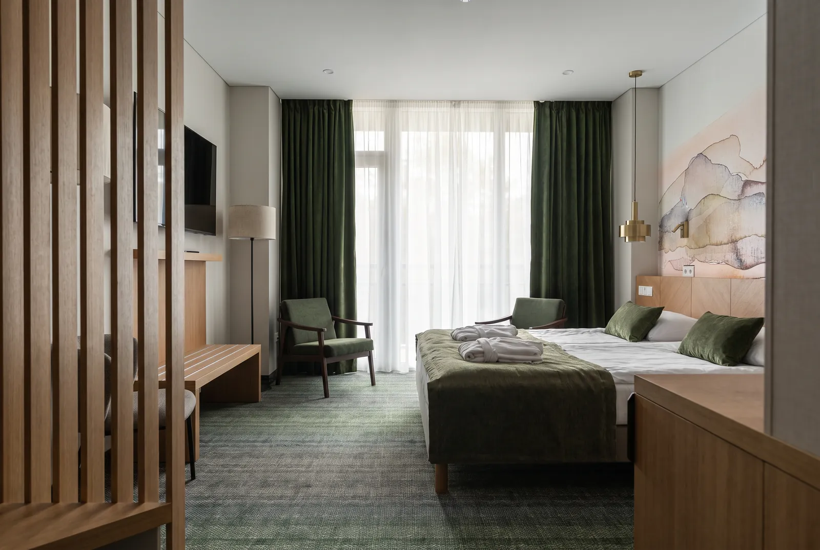 Šviesus dvivietis „Comfort+“ kambarys su vitrininiais langais
