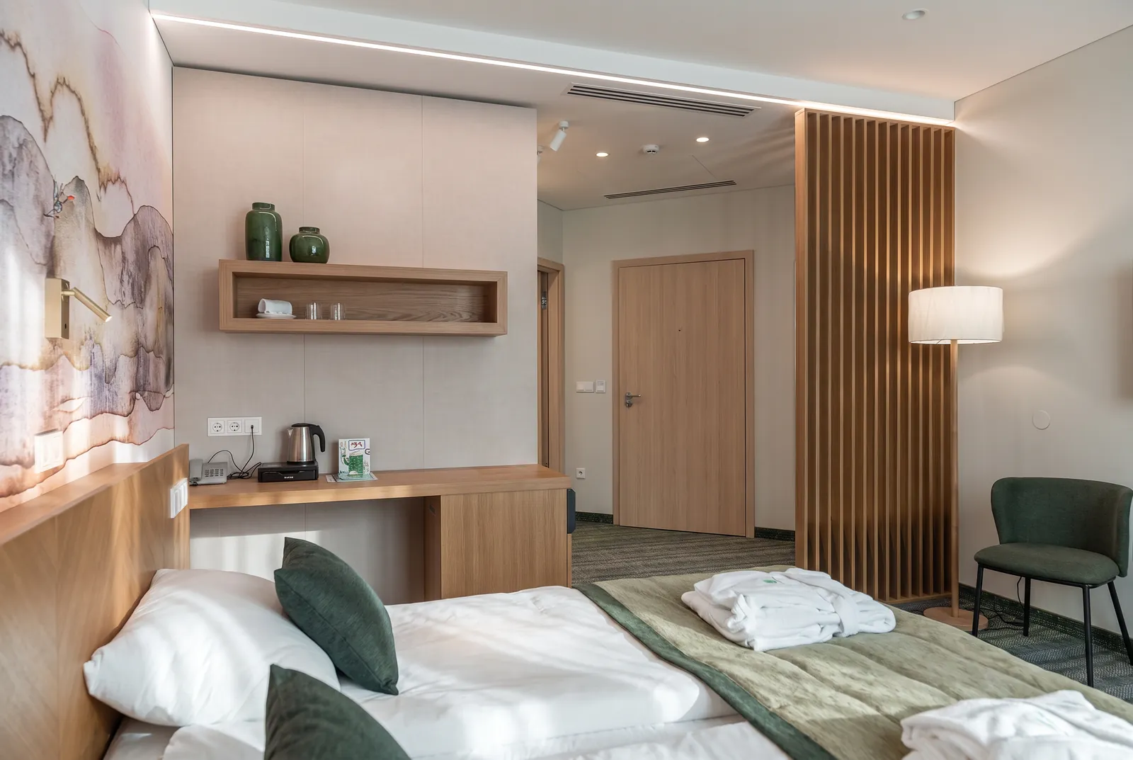 „Comfort+“ kambario lova ir natūralių medžiagų interjeras